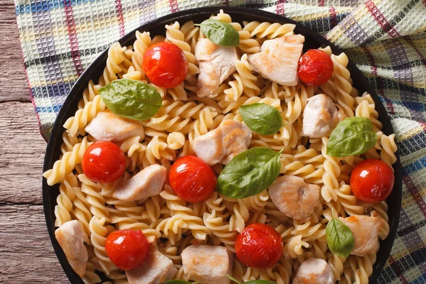 Fusilli pasta with chicken, tomatoes and basil closeup. horizont — Stock Photo, Image