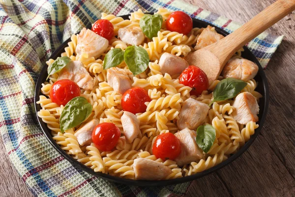 Homemade pasta fusilli with chicken, cherry tomatoes and basil c — Zdjęcie stockowe