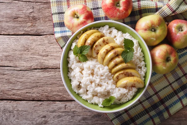 Rice with caramelized apples and fresh apples. horizontal top vi — 스톡 사진