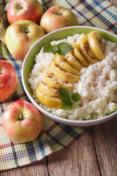 Рис с карамельными яблоками и мятой в миске крупным планом. vertic — стоковое фото