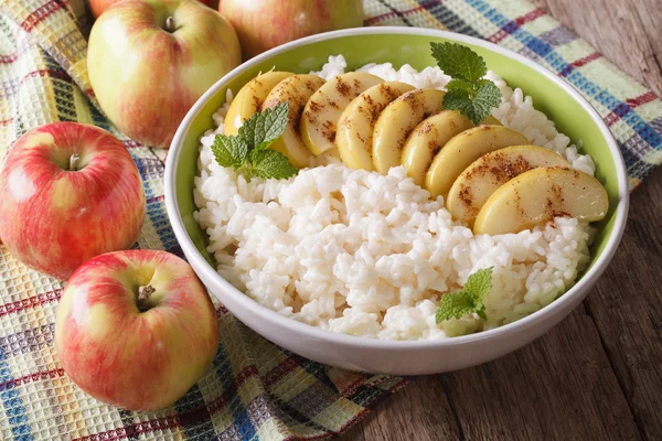 Délicieux pouding de riz aux pommes et à la cannelle dans un bol. horiz — Photo