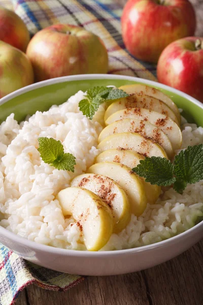 Sobremesa sã: arroz com maçãs e canela de perto. Vertica — Fotografia de Stock