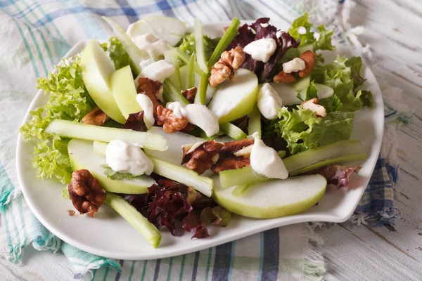 Ensalada Waldorf con manzanas y apio de cerca en un plato. horizo — Foto de Stock