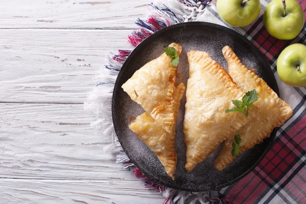 Homemade apple pie turnover on a plate. horizontal top view — Stock Photo, Image