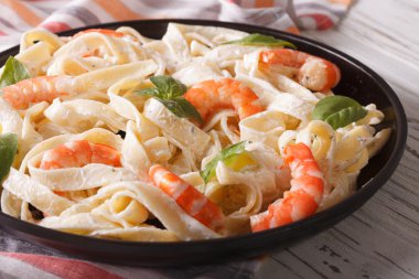 Karides closeup ile kremsoslu İtalyan makarna fettuccine. 