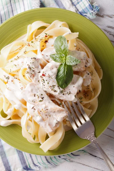 Fettuccine alfredo pasta with chicken closeup. vertical top view — Stok fotoğraf