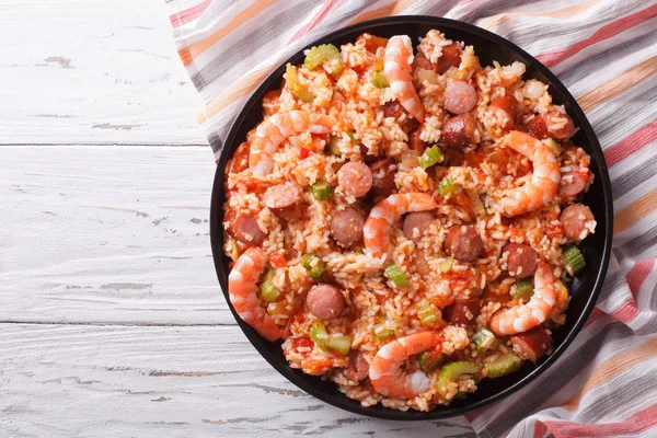 Jambalaya criolla con camarones y salchichas. vista superior horizontal — Foto de Stock