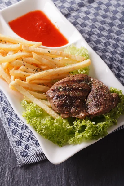 フライド ポテトと皿にレタスのグリル ステーキ。ve — ストック写真