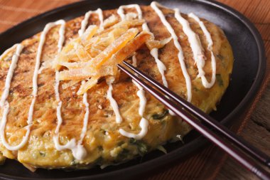Japon okonomiyaki pizza makro. Yatay