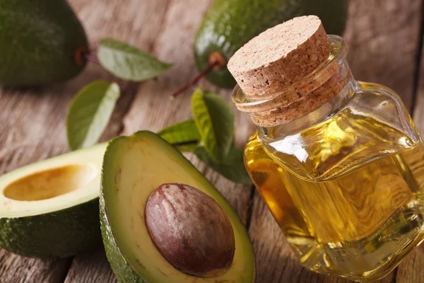 Čerstvý avokádový olej ve skleněné láhvi detail. Horizontální — Stock fotografie