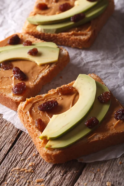 Desayuno saludable: sándwiches con aguacate y crema de maní. ver — Foto de Stock