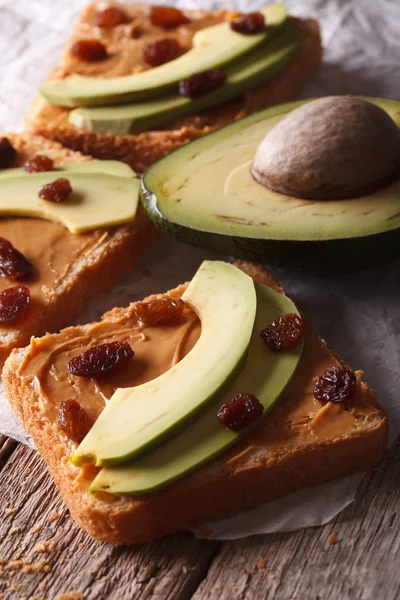 Sandwiches dulces con aguacate, crema de cacahuete y pasas macro. 5. — Foto de Stock