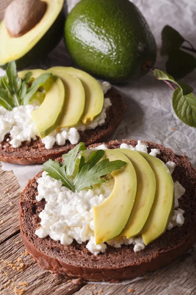 Sandwiches dietéticos con aguacate, requesón y rúcula clos — Foto de Stock