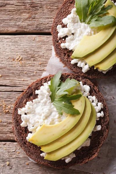 Bocadillos con aguacate y queso crema macro. vertical superior vie — Foto de Stock