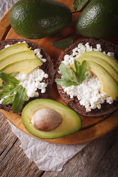 Sandwiches with avocado, cream cheese close-up. vertical top vie — Stockfoto