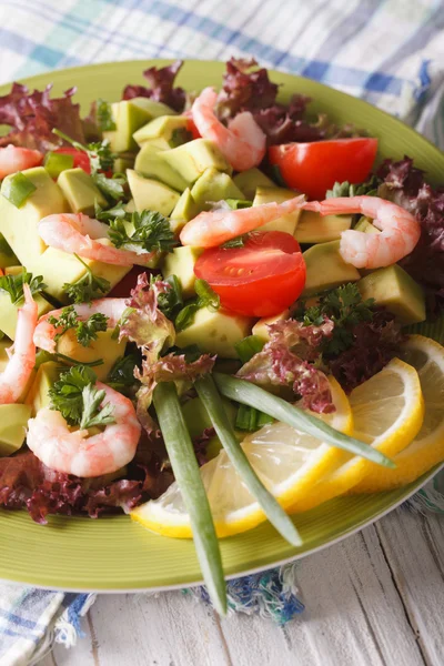 Avocado salad with shrimp close-up on a plate. vertical — Stockfoto