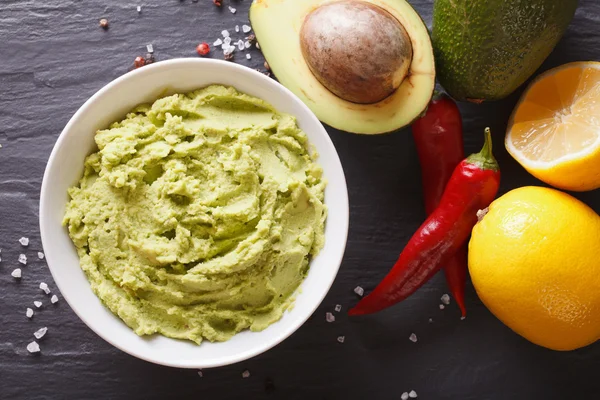 Salsa de guacamole con ingredientes de cerca. vista superior horizontal — Foto de Stock