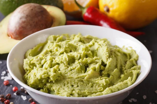 Mexican guacamole sauce in a bowl macro. horizontal — Stock Photo, Image