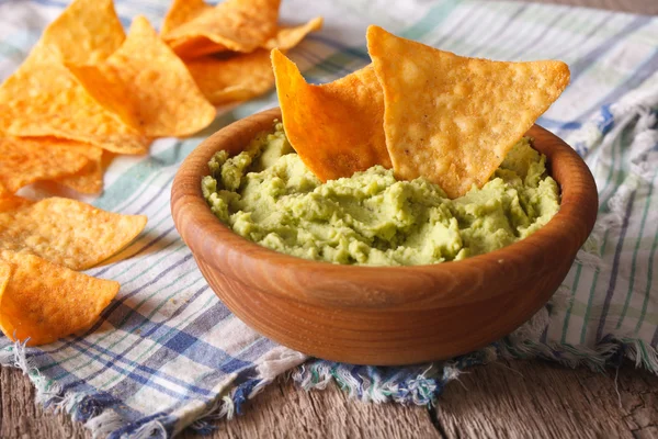 Mâncare mexicană: sos de guacamole și nachos closeup într-un castron. hori — Fotografie, imagine de stoc