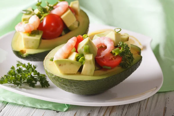 Leckere Vorspeise aus Avocado und Garnelensalat aus nächster Nähe. horizontal — Stockfoto