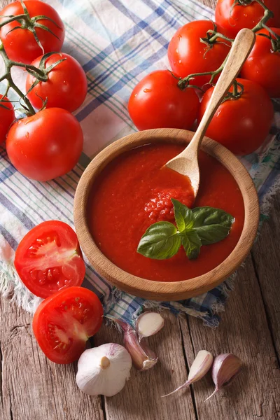 Molho de tomate com alho e manjericão em uma tigela de madeira. vertical — Fotografia de Stock