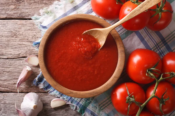 Sos pomidorowy z czosnkiem i bazylią w misce zbliżenie. poziome — Zdjęcie stockowe