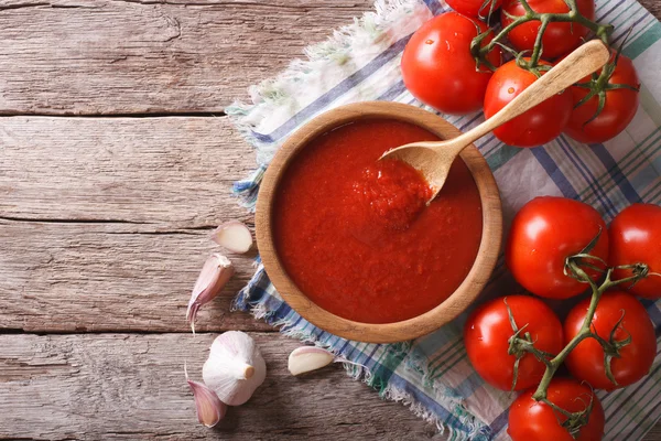 Sarımsak ve fesleğen ahşap bir kase ile domates sosu. Yatay — Stok fotoğraf