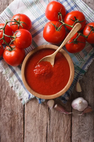 sarımsak ve bir kase içinde fesleğen ile domates sosu. Dikey Üstten Görünüm