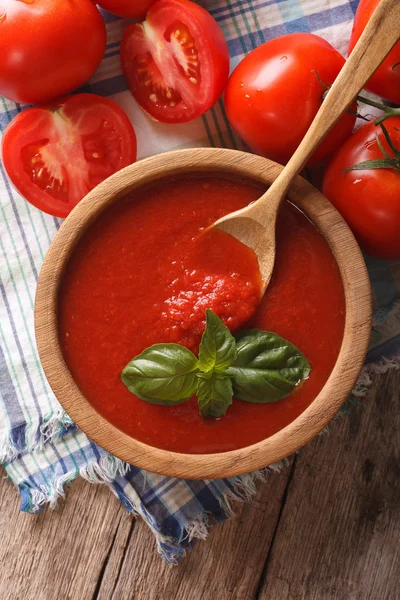 Molho de tomate fresco em uma tigela de madeira closeup. vista superior vertical — Fotografia de Stock