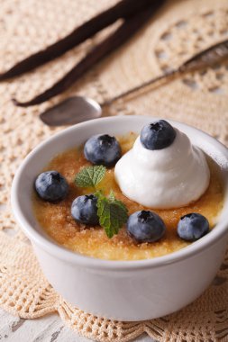 Fransız tatlı krem brulee yaban mersini yakın çekim ile. Dikey