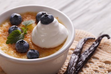 Lezzetli tatlı krem brulee yaban mersini yakın çekim ile. Horizo