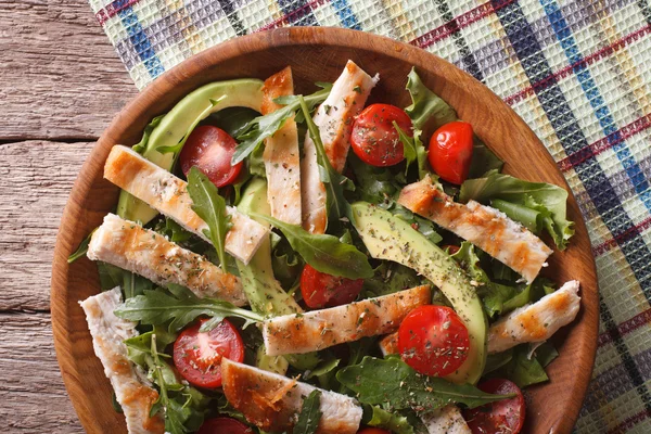 Kippensalade met avocado, rucola en tomaten close-up. horizo — Stockfoto