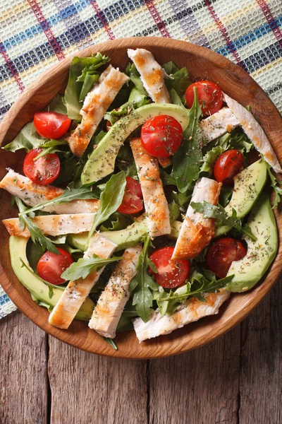 Salade van kip met avocado en rucola tomaten close-up. Vertic — Stockfoto