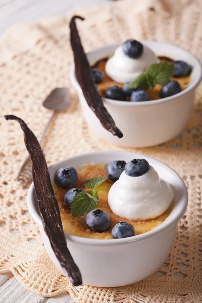 Postre de crema brulee con bayas de cerca en la mesa. Vertica — Foto de Stock