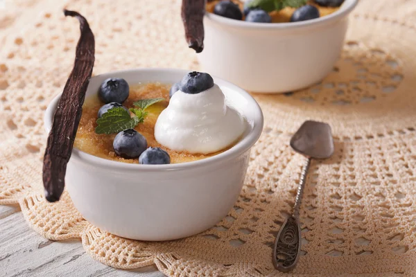 Creme brulée desszert bogyók közelről a tábla. Horizon — Stock Fotó