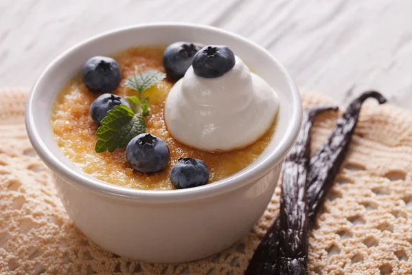 French dessert cream brulee with blueberries close-up. horizonta — Stock Photo, Image