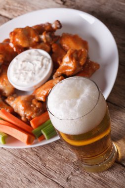 Amerikan fast food: baharatlı tavuk kanadı ve bira yakın çekim dikey