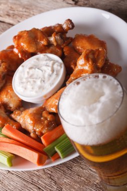 buffalo kanat peynir sosu ve bira yakın çekim ile dikey