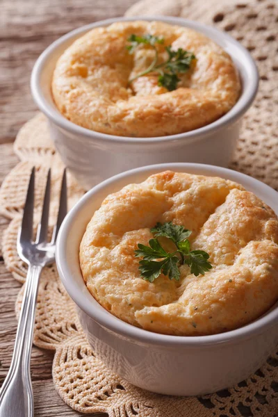 Twee kaas gebakken souffle in een witte pot close-up. verticale — Stockfoto