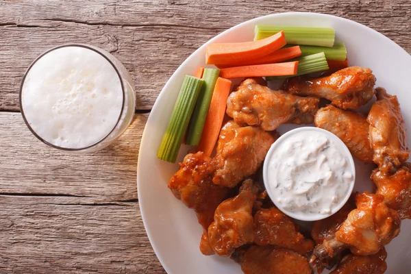 Comida rápida americana: alas de búfalo y primer plano de la cerveza horizontal a — Foto de Stock