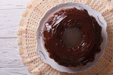 süslü Ekmek pasta çikolata sosu ile. Yatay Üstten Görünüm