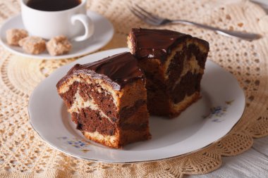 Mermer kek üzerine bir tabak portre yatay çikolata parçası