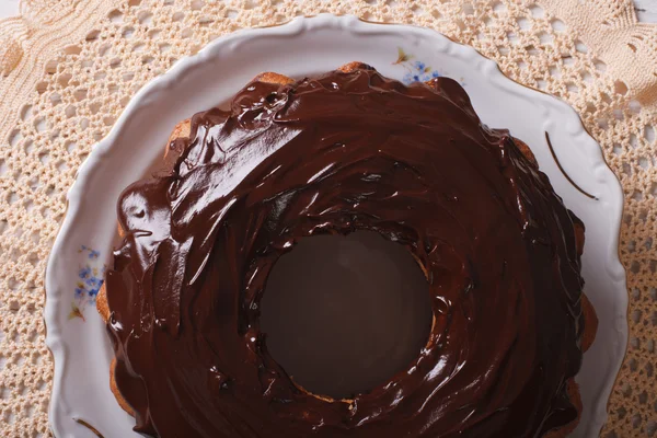 Модный торт с шоколадной глазурью крупным планом. горизонтальная вершина v — стоковое фото