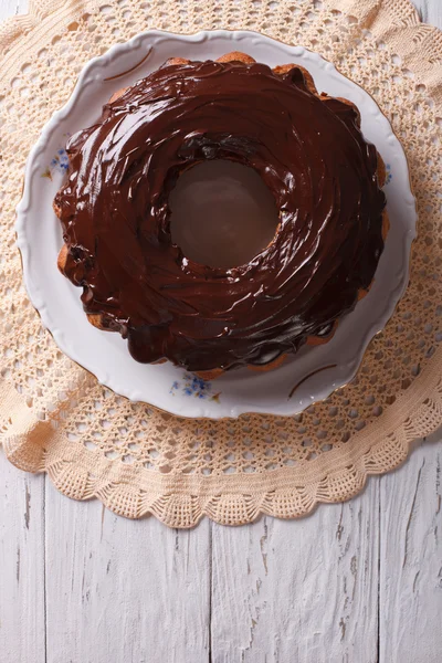 Ozdobný chléb dort s čokoládovou polevou. Vertikální pohled shora — Stock fotografie