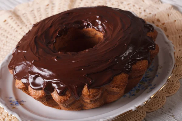 Модный торт с шоколадной глазурью крупным планом. hhhontal — стоковое фото