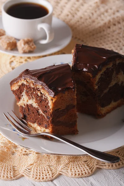 Stuk van marmeren cake close-up op een plaat en koffie op de tafel. — Stockfoto