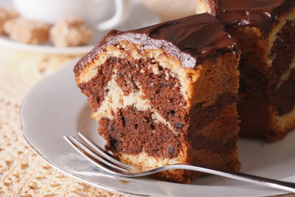 Bucată delicioasă de tort de marmură cu macro de ciocolată. orizontală — Fotografie, imagine de stoc