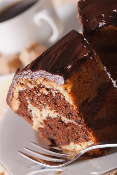 Stuk van marmeren cake met chocolade macro op een plaat. verticale — Stockfoto