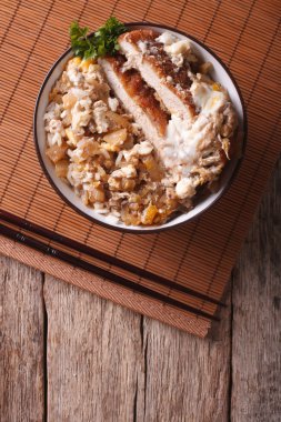 Katsudon domuz eti tonkatsu yumurta ve pirinç kızarmış. Dikey üst vie