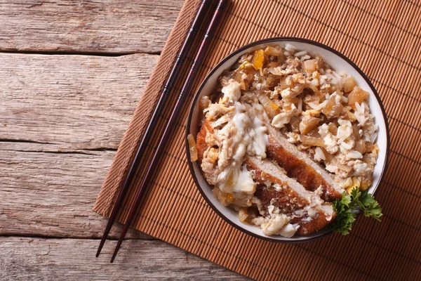 Katsudon frito tonkatsu cerdo con huevo y arroz. horizontal superior v — Foto de Stock